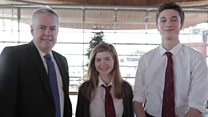 Disgyblion Ysgol Plasmawr yn cyfweld Carwyn Jones
