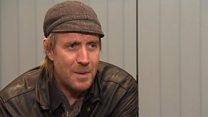 Rhys Ifans, llysgennad Shelter Cymru