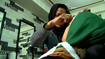 دختران افغان جرات میکنند ابروهایشان را بردارند
