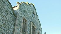 Golwg ar un o adeiladau hanesyddol Caergybi