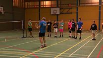 Dan Travers a' teagasg badminton an Uibhist