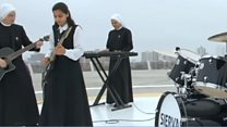 Монахини из Перу играют рок-н-ролл