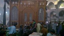 مزار کے اند کانچ کے ٹکڑے، انسانی خون اور لاشیں