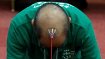 秃头不可怕 日本男子比赛光头吸盘拔河