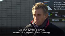 Cywirdeb 'yn atal pobl' rhag siarad yr iaith