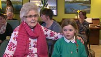 'Llwyddiant' prosiect cerddorol plant a phobl hŷn