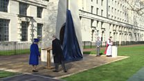 Queen unveils wars memorial
