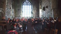 An coisir "Soisgeul" a' seinn air Eilean I