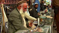 افغان ها با پاکستان مشکل کم ندارند، ولی همچنان با روپیه معامله میکنند