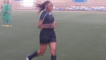 Swavis Iratunga, arbitre burundaise de football, est sur le terrain