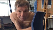 El hombre con parálisis cerebral que posa desnudo para artistas