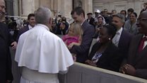 Mtoto amvua kofia Papa Francis