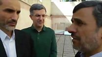 محمود احمدی نژاد شانهبهشانهی حمید بقایی در جمع هواداران حاضر میشود