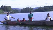 Ouganda : des petits écoliers matelots