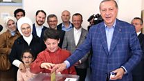 Erdogan iyo xaaskiisa oo codkooda dhiibtay