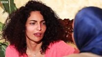 Elle soigne les dents de ses patients sans pouvoir ni les entendre, ni leur parler