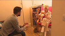 Profiad mam o ofalu am ferch sydd â chyflwr iechyd meddwl