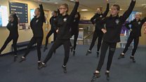 Dannsairean Uibhisteach a' dol dhan t-Suain