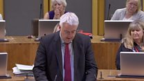 Prif Weinidog Cymru yn rhoi teyrnged i'r rhai fu farw yn yr ymosodiad ym Manceinion