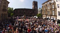 Crowd sings 'Don't Look Back in Anger'