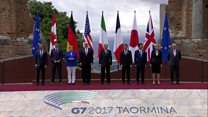 G7 leaders pose for 'family photo'