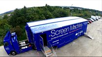 Screen Machine air ais air an rathad