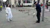Поліцейський і монахиня жонглюють м’ячем