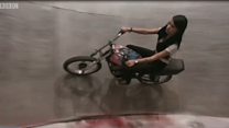 18-летняя мотоциклистка в "дьявольской бочке"
