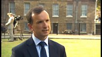 Yr Ysgrifennydd Gwladol Alun Cairns yn dweud bod setliad cwbl wahanol i bob rhan o'r DU