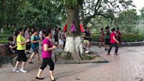 Thể dục nhịp điệu buổi sáng bên Hồ Gươm