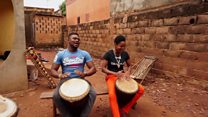 Une femme joueuse de balafon
