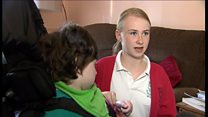 Galw ar Lywodraeth Cymru i helpu gofalwyr ifanc Cymru