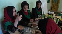 عدم صدور ویزا برای دختران افغان سازنده روبات