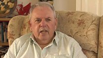Mae Hugh wedi cael cyfle i ymarfer ei Gymraeg yn ei siop leol
