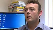 Mae'r meddyg teulu Cliff Jones yn dweud bod cael diagnosis i gleifion sydd heb symptomau canser amlwg yn gallu bod yn anodd
