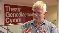Un sy'n ymddangos yn y ddrama yw'r actor Gwyn Vaughan