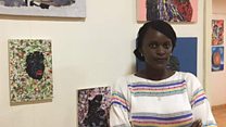 Umugore ashushanya akoresheje impapuro z'ibinyamakuru