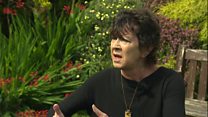 Rhybudd comisiynydd am 'golli momentwm'
