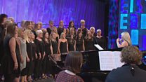 Côr Merched dros 20 mewn nifer (30) / Women's Choir with over 20 members (30)