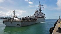 Американский эсминец снова столкнулся с торговым судном