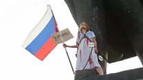 В День флага девушка приковала себя к статуе Ленина. Что это значило?