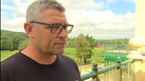 Osian Roberts yn cael ei holi gan Owain Llyr