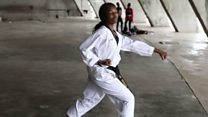 Une femme arbitre de taekwondo au Nigeria