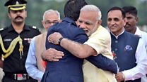 मोदींची गळाभेट