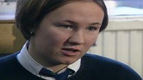 Carla Bartlett yn cael ei holi yn 1997 ynglŷn â'r syniad o godi ffioedd ar fyfyrwyr yn y brifysgol