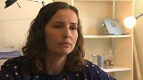 Theatrau Cymru 'angen staff Cymraeg'