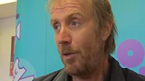 Mae'r actor Rhys Ifans eisiau mwy o fuddsoddiad yn y diwydiant creadigol