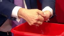 لاسونه بايد څرنګه ومينځل شي؟