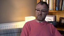 Mae Glyn Furnival-Jones yn dweud ei fod o weithiau rŵan ddim yn mynd allan rhagofn na fydd o'n gallu cael tacsi