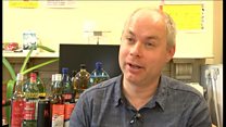 Mae Andrew Misell o Alcohol Concern yn dweud bydd hyn yn effeithio yfwyr trwm